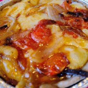 Tarta Familiar Tomates y cebollas asadas con oliva y muzzarella