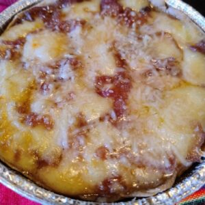 Tarta Familiar Cebollas moradas, caramelizadas con parmesano