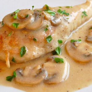 Pechuga en crema de mostaza,(ó al champignon, ó al verdeo ó al roquefort)