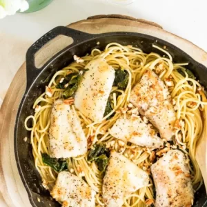 Brótola con crema de ajos, sobre colchón de spaguetti