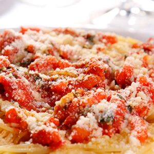 Spaguettis con salsa tipo nona (tomate natural, ajo, oliva, dados de queso parmesano)