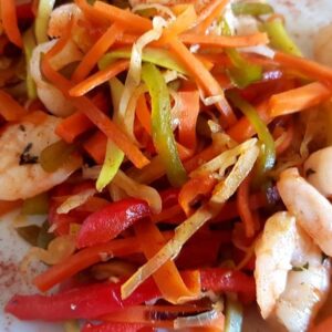 Wok de vegetales con camarones y arroz