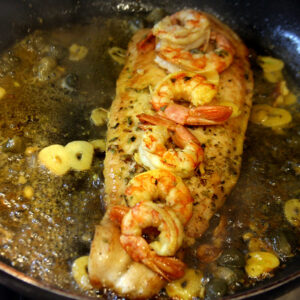Lenguado (ó Abadejo) a la manteca de azafrán, con langostinos y ajo